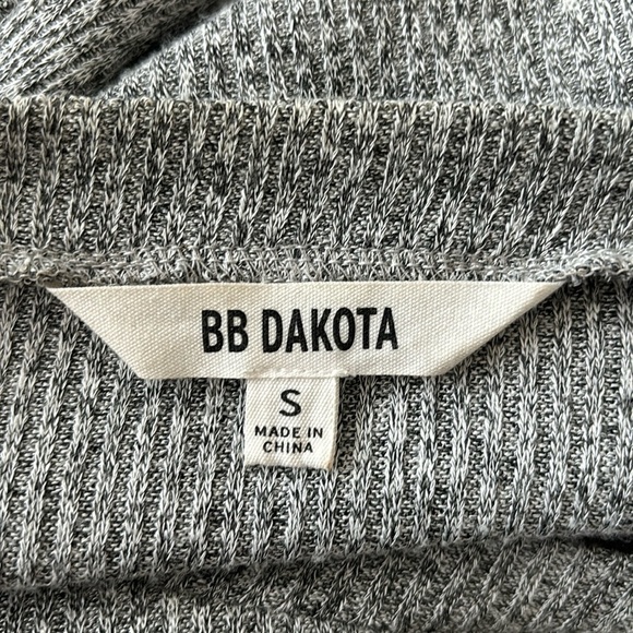 BB Dakota by SM cap sleeve blouse knitted grey. Ruffle details. Size small. Cute - Picture 3 of 7